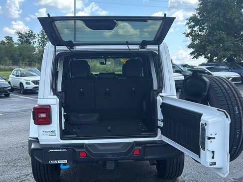 Used 2022 Jeep Wrangler Unlimited Sahara AWD/4WD image 9