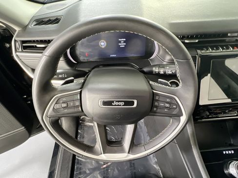 Used 2023 Jeep Grand Cherokee Laredo w/ Luxury Tech Group I image 11