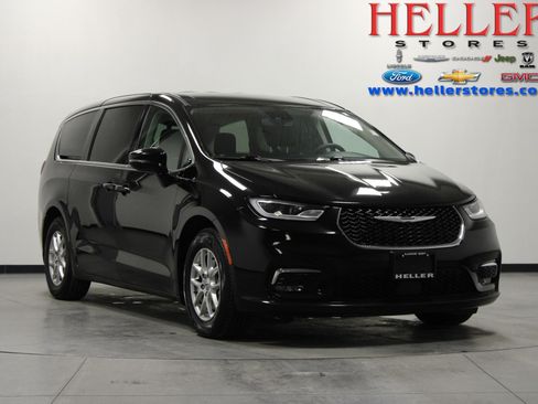 Used 2024 Chrysler Pacifica Touring-L image 1