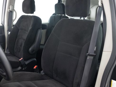 Used 2016 Dodge Grand Caravan American Value Package FWD image 24
