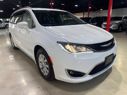 Used 2017 Chrysler Pacifica Touring-L FWD image 8