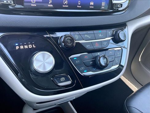 Used 2024 Chrysler Pacifica Touring-L FWD image 27