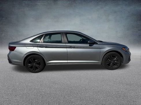 Used 2024 Volkswagen Jetta SE image 2