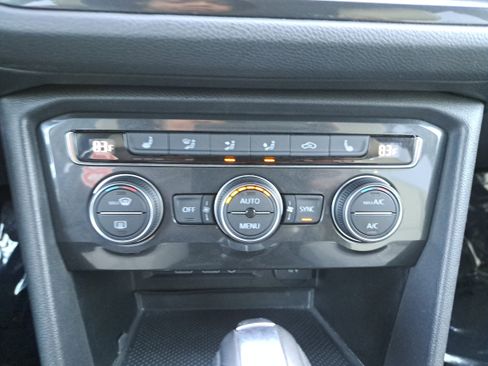 Certified 2019 Volkswagen Tiguan SE w/ Panoramic Sunroof Package image 21