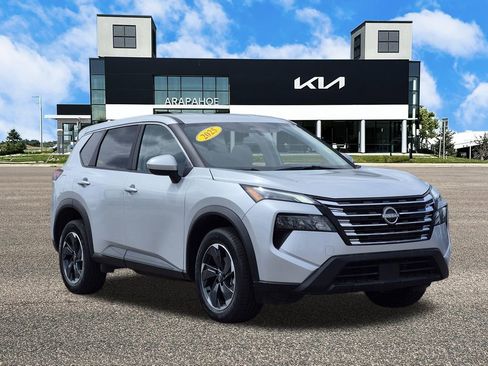 Used 2025 Nissan Rogue SV AWD/4WD image 2