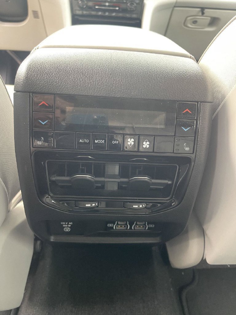 Used 2022 Jeep Grand Cherokee Overland w/ Luxury Tech Group IV AWD/4WD image 25