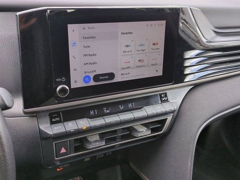 Used 2025 Toyota Camry SE image 11