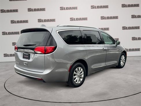 Used 2020 Chrysler Pacifica Touring-L image 5