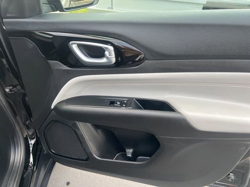 Used 2025 Jeep Compass Limited image 32