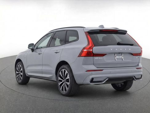 Used 2024 Volvo XC60 B5 Plus AWD/4WD image 3