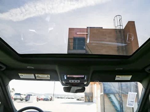 New 2025 Land Rover Discovery Dynamic SE image 17