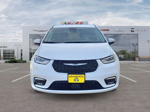 Certified 2023 Chrysler Pacifica Touring-L FWD image 8