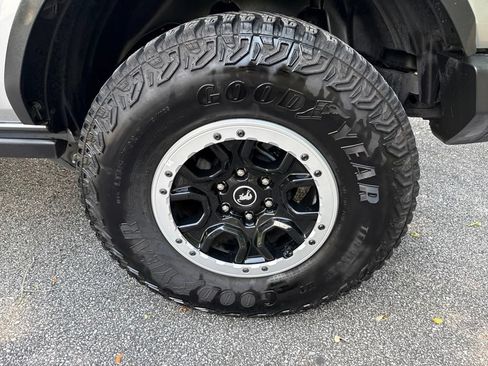 Used 2023 Ford Bronco Badlands w/ Sasquatch Package AWD/4WD image 17