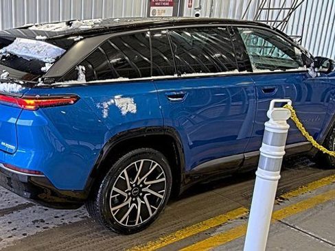 Used 2025 Jeep Wagoneer S Limited image 2