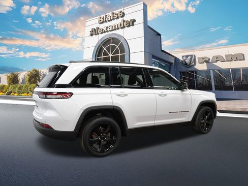 Certified 2023 Jeep Grand Cherokee Altitude image 3