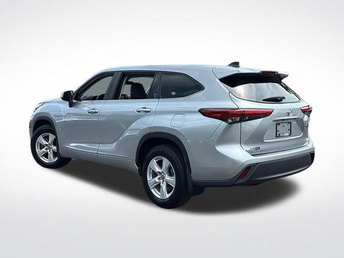 Used 2023 Toyota Highlander L FWD image 5
