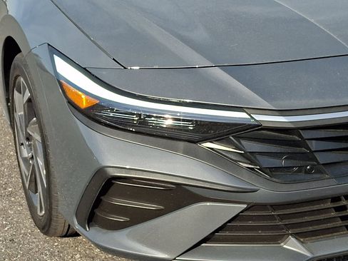 Certified 2025 Hyundai Elantra Sport FWD image 9