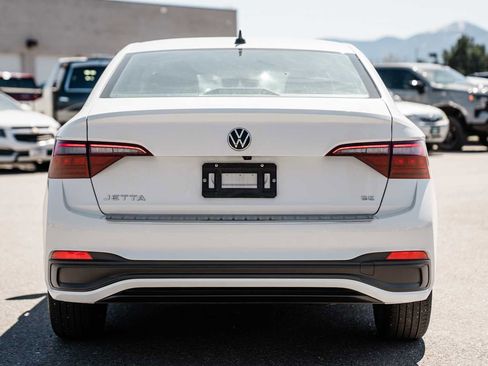 Used 2023 Volkswagen Jetta SE image 3