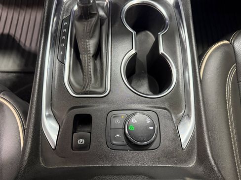 Used 2023 Chevrolet Traverse Premier image 13