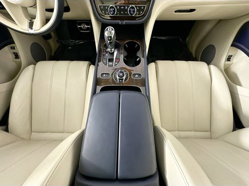 Used 2019 Bentley Bentayga image 21