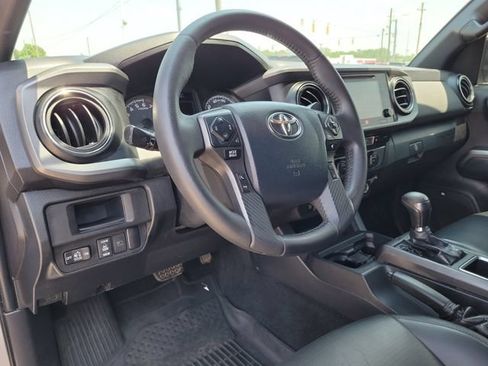 Used 2019 Toyota Tacoma TRD Sport w/ TRD Premium Sport Package AWD/4WD image 19