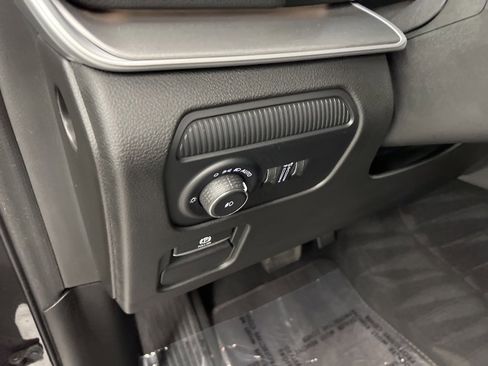 Used 2025 Jeep Wagoneer 4WD w/ Convenience Group I image 20