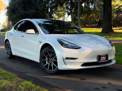 Used 2019 Tesla Model 3 Standard Range Plus image 1
