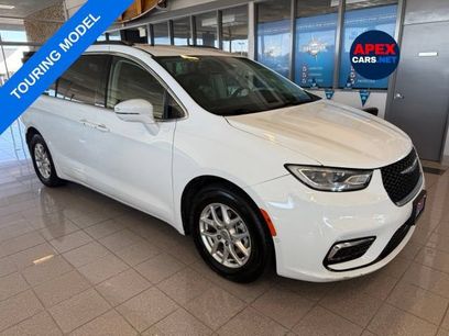 Used 2022 Chrysler Pacifica Touring-L w/ Uconnect Theater Family Group