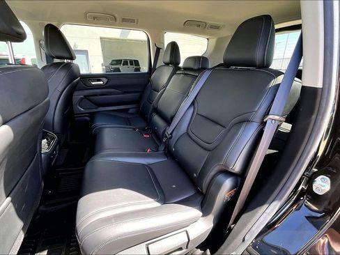 Used 2025 Nissan Armada SV image 33