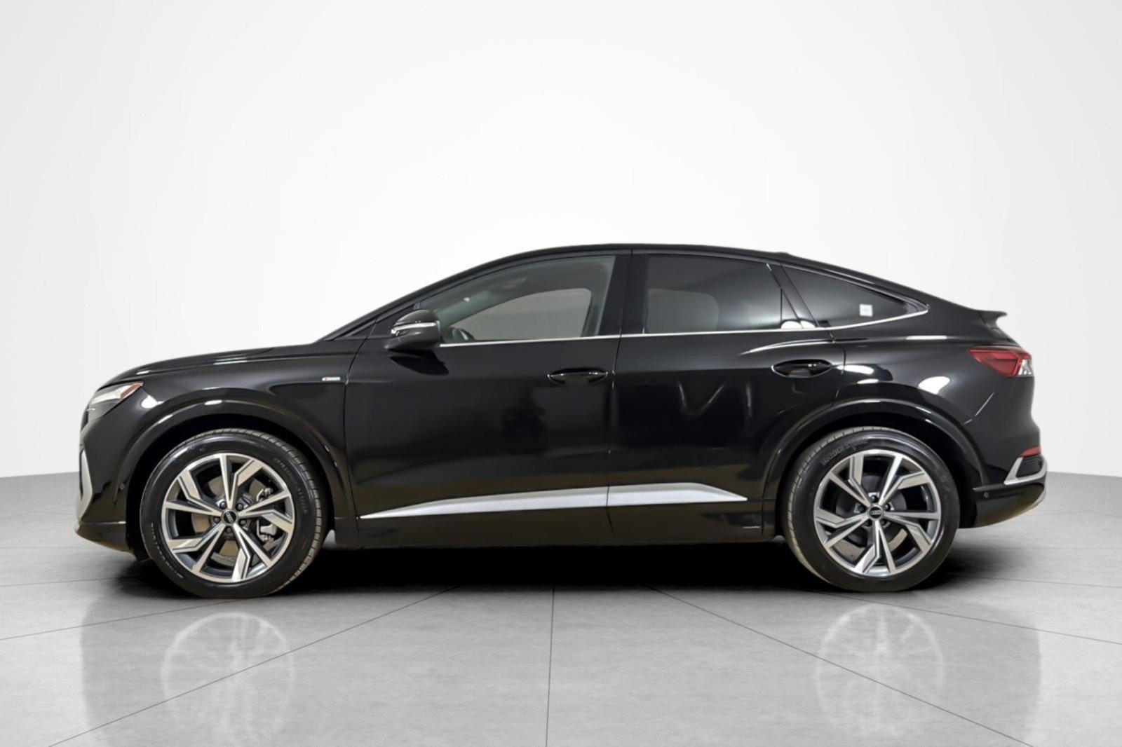 Certified 2024 Audi Q4 e-tron Premium Plus w/ Premium Plus AWD/4WD image 2
