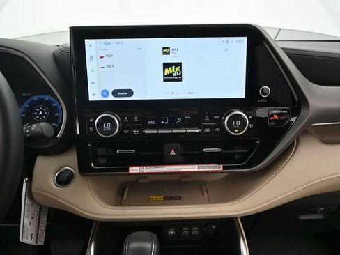 Used 2025 Toyota Highlander Limited FWD image 6