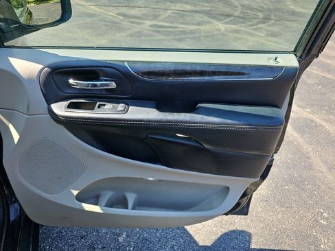 Used 2015 Chrysler Town & Country Touring w/ Driver Convenience Group FWD image 14