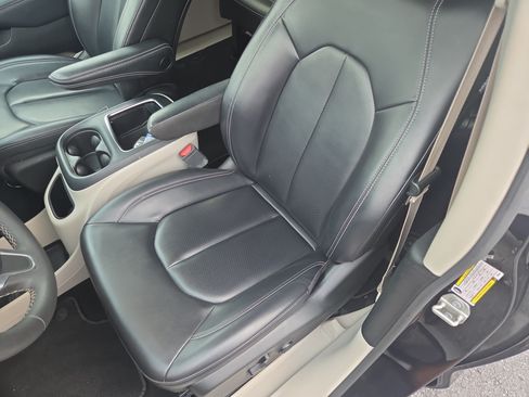 Certified 2023 Chrysler Pacifica Touring-L FWD image 14