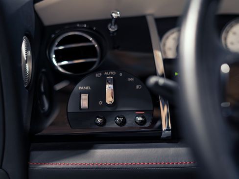 Used 2018 Rolls-Royce Dawn RWD image 24
