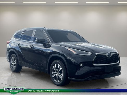 Used 2021 Toyota Highlander XLE AWD/4WD image 1