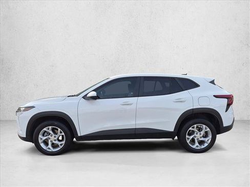 Used 2024 Chevrolet Trax LS w/ LS Convenience Package FWD image 9