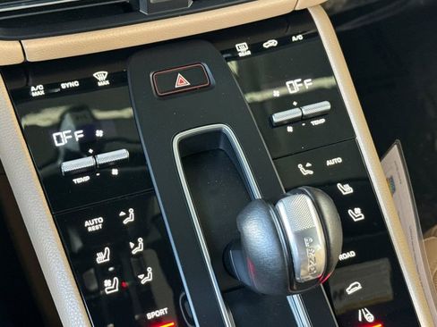 Used 2022 Porsche Macan AWD/4WD image 19