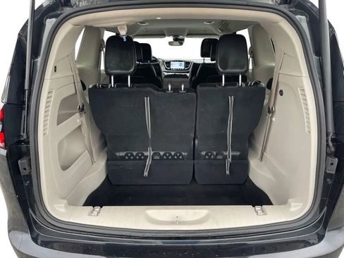 Used 2023 Chrysler Pacifica Touring-L image 8