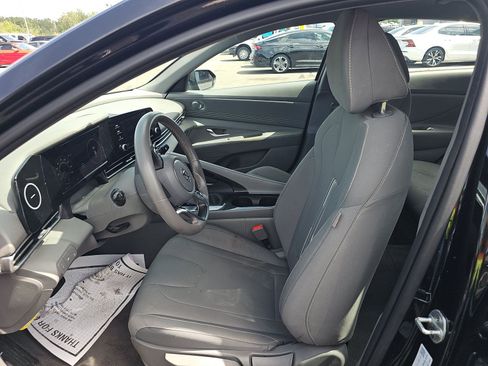 Used 2022 Hyundai Elantra SEL w/ Convenience Package FWD image 8