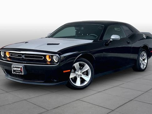 Used 2021 Dodge Challenger SXT RWD image 1