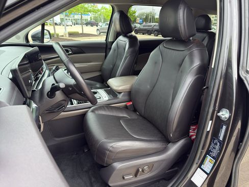 Used 2025 Kia Carnival FWD image 10