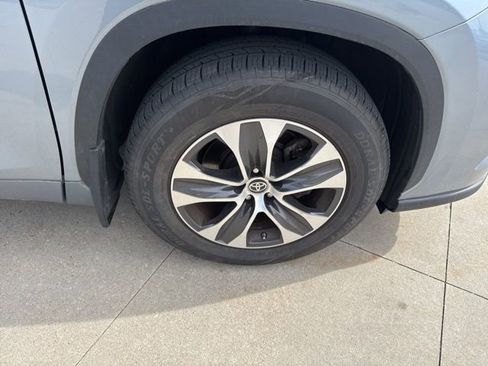 Used 2021 Toyota Highlander XLE image 9