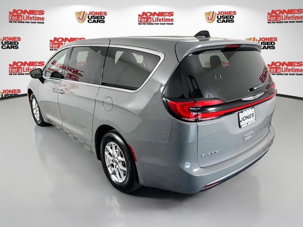 Used 2025 Chrysler Pacifica Select FWD image 2