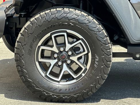 Used 2025 Jeep Wrangler Unlimited Rubicon AWD/4WD image 26