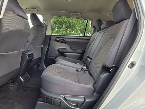 Used 2025 Toyota Highlander LE FWD image 29