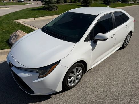 Used 2022 Toyota Corolla LE FWD image 2