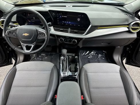 Used 2024 Chevrolet Trax LT w/ LT Convenience Package FWD image 9