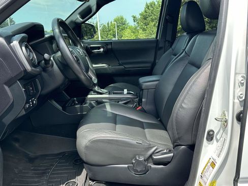Used 2017 Toyota Tacoma TRD Sport w/ Premium & Technology Package AWD/4WD image 4