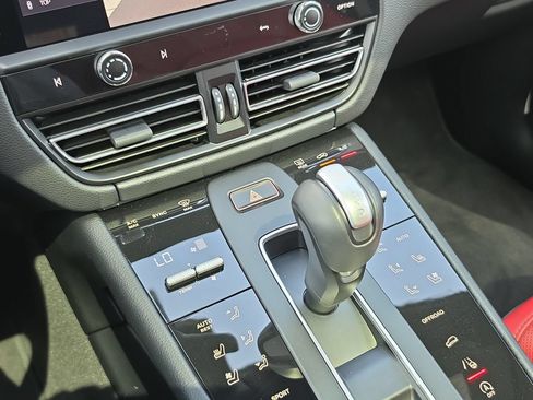 Used 2025 Porsche Macan AWD/4WD image 27