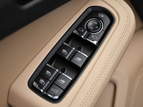 Certified 2026 Porsche Macan AWD/4WD image 37